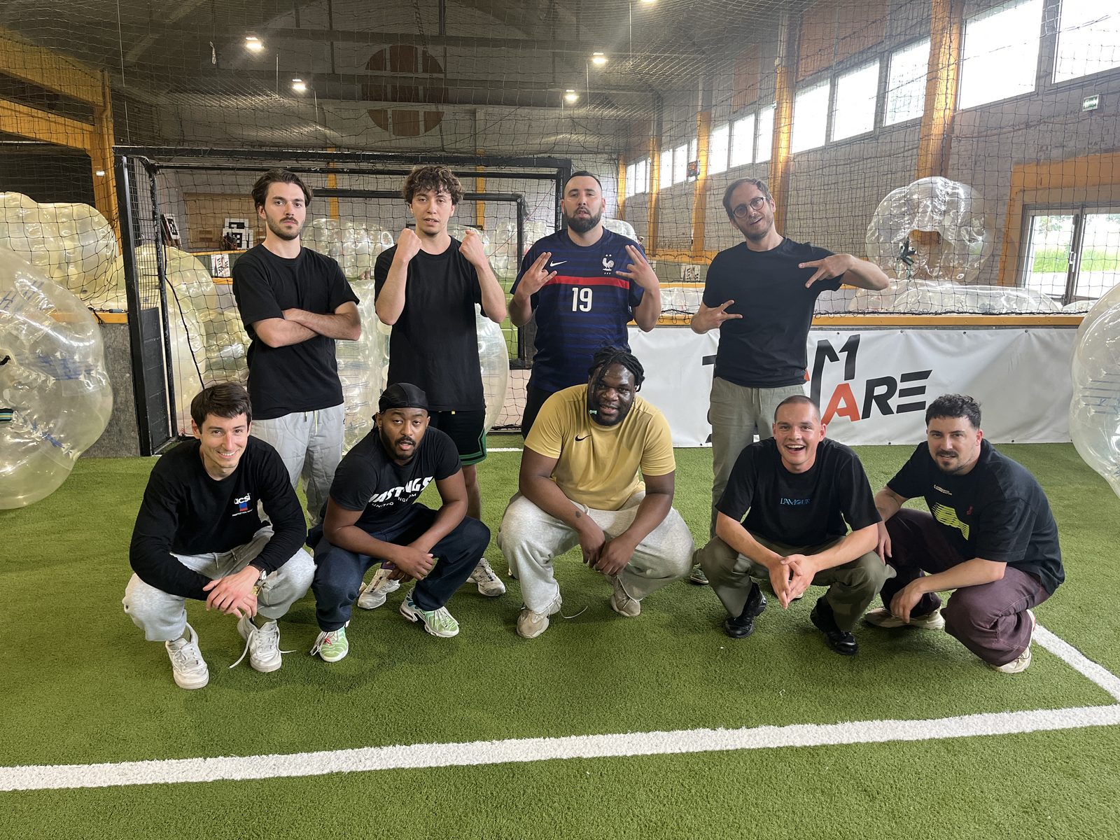 Un groupe pose après une session de Bubble Foot chez Team Square